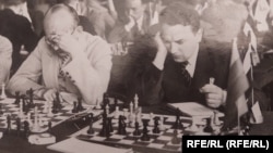 Владимир Петров (справа) на шахматной олимпиаде в Варшаве, 1935 г.