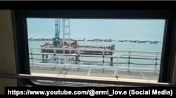 Вид с Керченского моста, снятый из купе российского поезда "Таврия" во время действия запрета его съемок, июнь 2024 года. Скрин с YouTube
