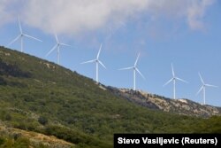 turbinat për prodhimin e energjisë nga era, afër Ulqinit në Mal të Zi.