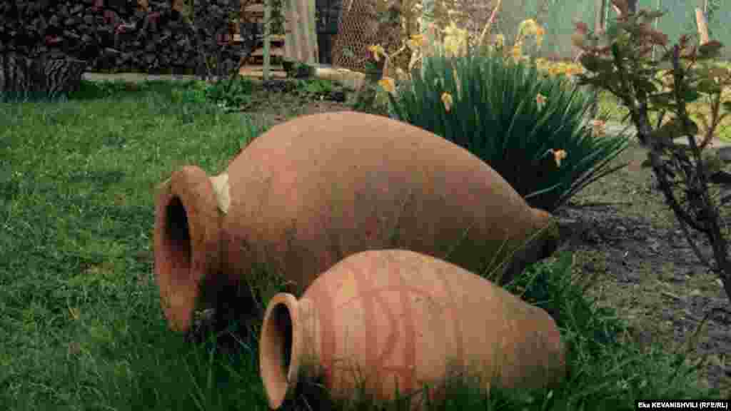 ნაზი დაქიშვილის საოჯახო სასტუმროს ეზო