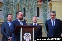 Berat Rukiqi gjatë konferencës për media në Beograd.