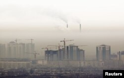 Дымящие трубы ТЭЦ и смог над Алматы.