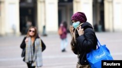 Žena nosi masku na ulicama Torina, Italija, 5. ožujka
