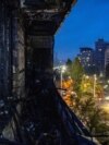 Un bloc de apartamente din Kiev, în flăcări după un atac rusesc