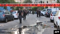 Polițiștii israelieni cerctează locul atacului cu dronă la Tel Aviv, la 19 iulie. 