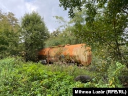 Vasúti tartálykocsi az üzem területén.