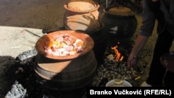 Priprema tradicionalnog jela od kiselog kupusa na festivalu Kupusijada (arhivska fotografija)