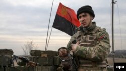 Бійці «Правого сектору» на позиціях у Тоненькому, Донецька область, 19 березня 2015 року