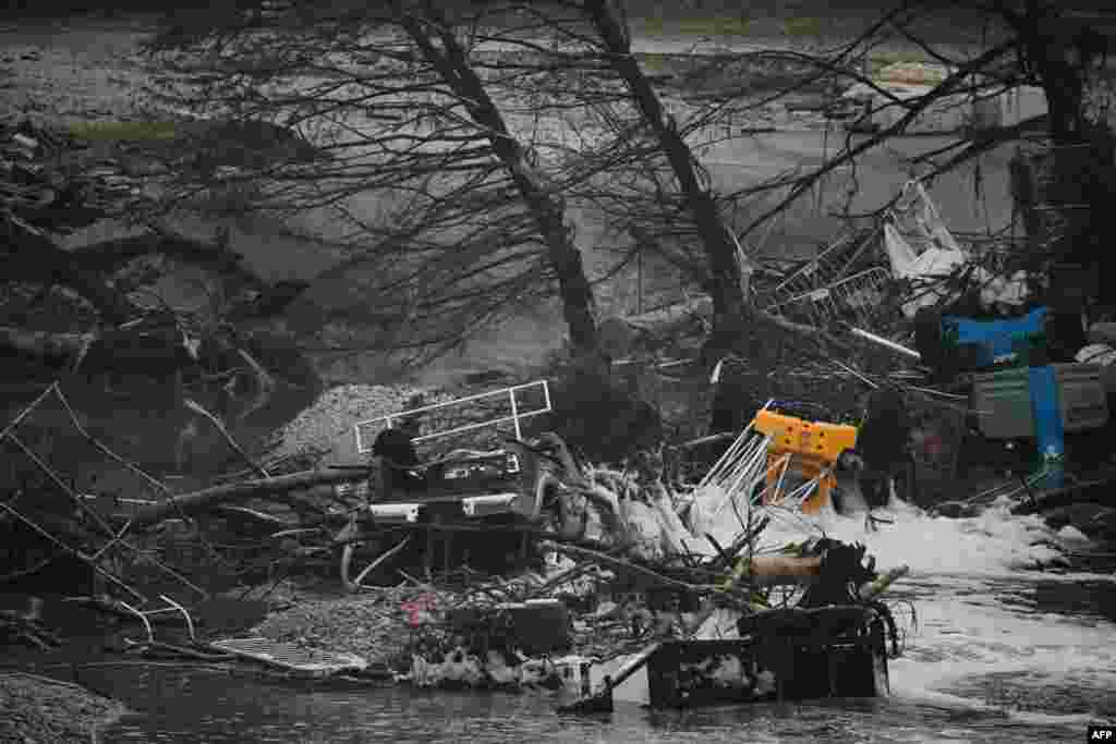 Над 50 души загинаха при наводнения в Тексас. Десетки хора са в неизвестност. Наводненията бяха предизвикани от внезапна буря и придошлите води на река Гуадалупе.