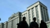 Polițiștii ruși trec pe lângă clădirea Dumei de Stat a Rusiei, camera inferioară a Parlamentului de la Moscova - 24 septembrie 2024.