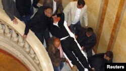 Tomislava Nikolića iznose iz skupštine nakon što mu je pozlilo zbog štrajka glađu i žeđi, 17. april 2011.