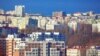 Vedere asupra unor blocuri rezidențiale din Chișinău. Potrivit datelor oficiale, doar 3% din locuințele din R. Moldova sunt asigurate.