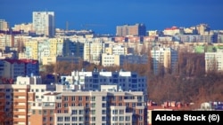 Vedere asupra unor blocuri rezidențiale din Chișinău. Potrivit datelor oficiale, doar 3% din locuințele din R. Moldova sunt asigurate.