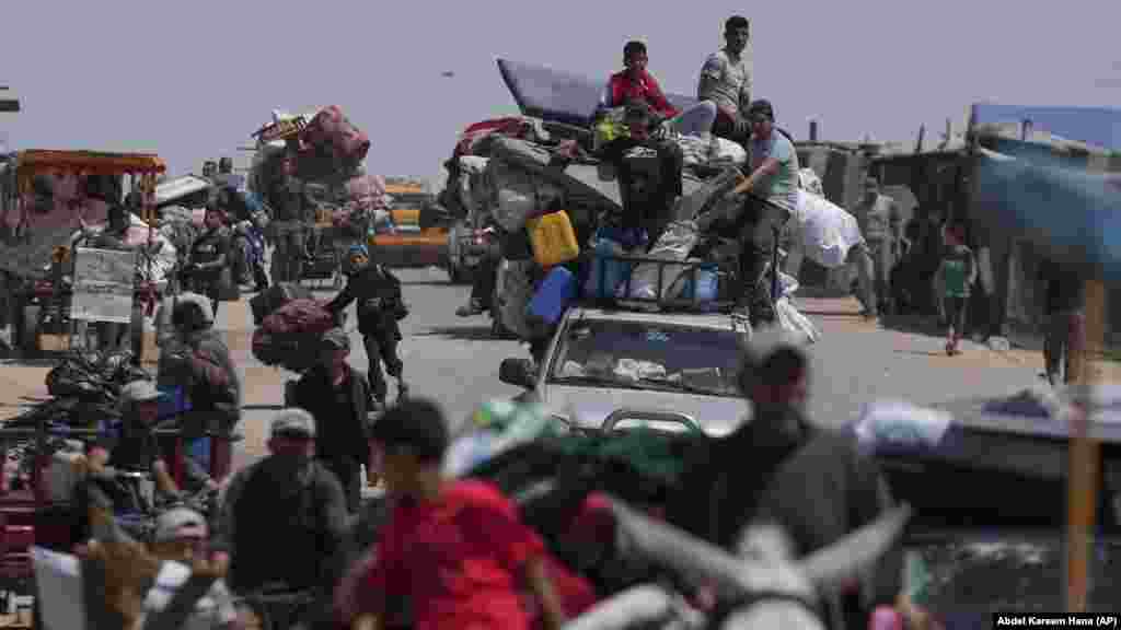 Raseljeni Palestinci bježe iz Kan Junisa u Gazi, usred izraelske ofanzive koja je u toku na tom području, 19. maja.