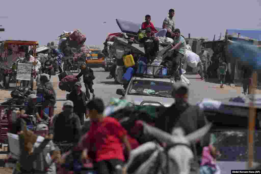 Palestinezë të zhvendosur, duke ikur nga Han Junisi, në Gazë, mes ofensivës së vazhdueshme izraelite në zonë, më 19 maj.