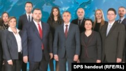 Единствената поява на Пеевски е на плаката с кандидатите на ДПС. Не е известно кога е направена снимката.