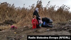 Илустрација, мигранти на граничен премин, архифска фотографија 