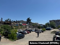 აქ იდგა სავაჭრო ცენტრი „ბავშვთა სამყარო“, ახლა იქ ფასიანი პარკინგია.