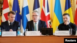 Președintele Emmanuel Macron (s), premierul britanic Keir Starmer (c), președintele Ucrainei, Volodimir Zelenski (d).