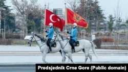 Знамиња на Турција и Црна Гора за време на пречекот на претседателот на Црна Гора, Јаков Милатовиќ, во Турција, декември 2024