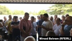 Radnici Aluminija ispred fabrike