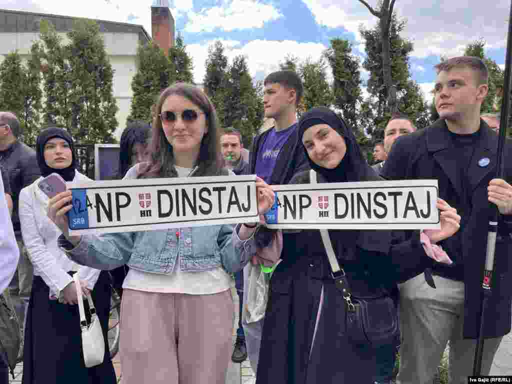Učesnice protesta u Novom Pazaru nose transparente, koji podsećaju na registarske oznake na vozilima, sa jednom od parola koju studenti u blokadi uzvikuju na protestima, 12. april 2025.