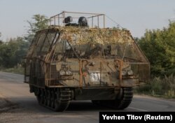 Forcat ukrainase udhëtojnë në një transportues të blinduar pranë qytetit të vijës së frontit, Kostiantinivka.