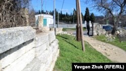 Мемориальная стена выходит к улице Горпищенко