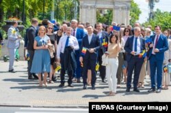 Candidați de pe lista PAS pentru alegerile parlamentare, în drum spre Comisia Electorală Centrală pentru a-și oferi consimțământul de a candida.