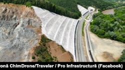 Imagine aeriană cu zona tunelului Bata, între Bârzava - Vărădia, inaugurat recent pe traseul Km 614 - Simeria, unul din marile proiecte de modernizare a căilor ferate în derulare în România. 