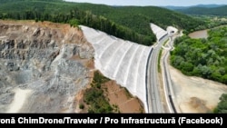 În imagine, lucrări de consolidare finalizate recent pe unul din loturile proiectului Curtici - Simeria, unde lucrările au început în 2017.