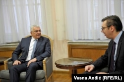 Aleksandar Vuçiq, atëherë kryeministër i Serbisë, dhe Andrija Mandiq, lider i Frontit Demokratik, gjatë takimit të tyre në Beograd më 31 janar 2017.