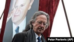 Peter Handke nakon govora održanog nakon smrti bivšeg predsjednika SR Jugoslavije Slobodana Miloševića u Požarevcu, 18. mart 2006.