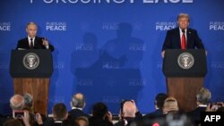 Президент России Владимир Путин и президент США Дональд Трамп после встречи на Аляске, 15 августа 2025 года 