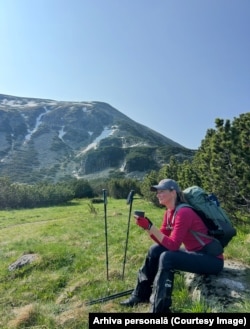 Profesoara de matematică, Olga Juravschi în una dintre drumețiile sale