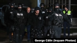 Horațiu Potra este escortat de polițiști în afara sediului IPJ Prahova, în Ploiești, 8 decembrie 2024