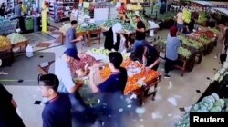 Geanta unui bărbat explodează într-un supermarket din Beirut, Liban, pe 17 septembrie 2024. Captură din clip video de pe social media.