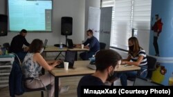 Pesë persona duke marrë pjesë në një punëtori në Shkup. Fotografi ilustruese nga arkivi.