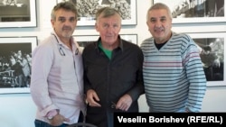 От ляво надясно: Цветан Томчев, Виктор Гилтяй, Иван Григоров. Снимани са на фона на четвърти техен колега - Тихомир Пенов. Изложбата е в софийския арт център "Фотосинтезис".