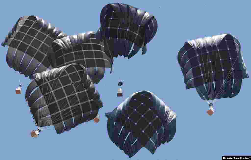 Paketi pomoći, ispušteni iz aviona iznad Deir Al-Balaha, 19. avgusta.