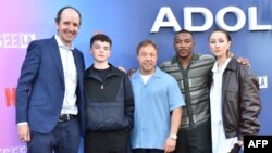 Джак Торн, съсценарист на Adolescence, с актьорите Оуен Купър, Стивън Греъм (същи и съсценарист), Ашли Уоутурс и Ерин Дохърти