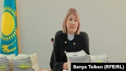 Судья суда № 2 города Атырау Гульнар Даулешова на предварительных слушаниях по делу гражданских активистов Макса Бокаева и Талгата Аяна. Атырау, 12 октября 2016 года.
