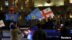 Susținători ai partidului Visul Georgian sărbătoresc după anunțarea rezultatelor exit-poll-urilor la Tbilisi