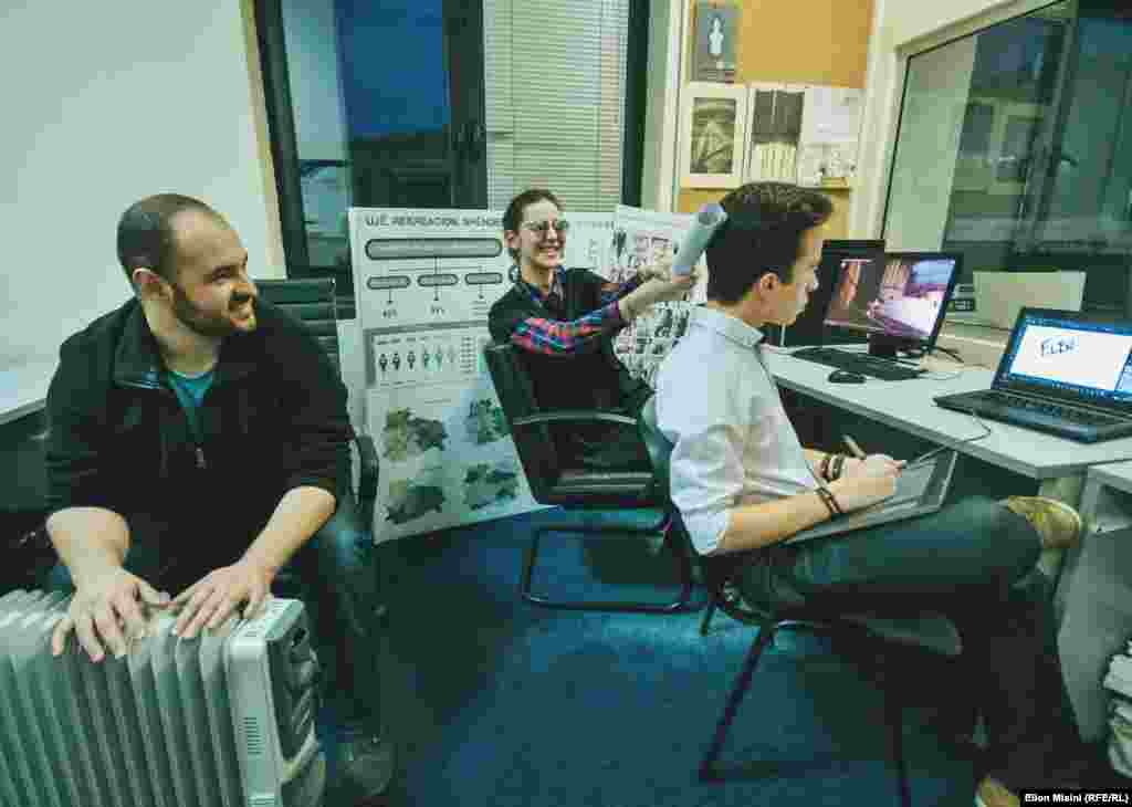 Studenti medija u središtu Prištine. Elion Misini (desno) kaže da je namjestio kameru da snima svaku sekundu. &quot;Samo sam htio pokazati naš svakodnevni rad i zato sam nas fotografirao dok smo radili&quot;. Bez centralnog grijanja u velikim djelovima Kosova, prijenosni grijači su važni tijekom balkanskih zima.