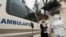 Ambulanța aduce un suspect de coronavirus la spitalul de boli infecțioase Toma Ciorbă.