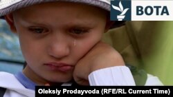 Damiri, gjashtëvjeçar, mërzitet që po largohet nga shtëpia e gjyshërve në Dnjipropetrovsk.