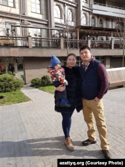 Кайрат и Айгерим Ниязбаевы с ребенком. Они воспитывали двух сыновей. Третий родился после смерти Кайрата