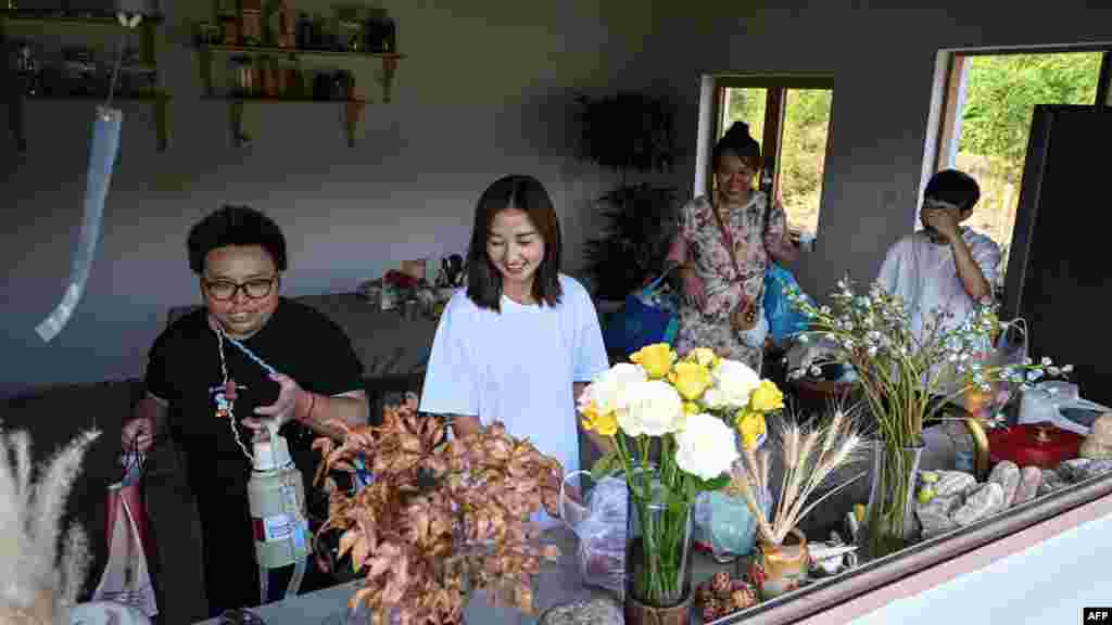 Keke új lakótársainak megmutatja a konyhát. „A kizárólag nőkből álló környezetben biztonságban érzem magam” – mondja az AFP-nek a 43 éves Zhang Wenjing. „A nők között könnyebben beszélünk bizonyos dolgokról” – teszi hozzá. Egy másik nő, a 28 éves Chen Fangyan azt meséli, hogy férfiak nélkül kevésbé érzi magát önbizalomhiányosnak