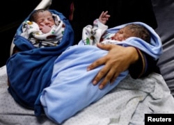 Uday és Hamza a Nasszer kórházban 2023. november 2-án