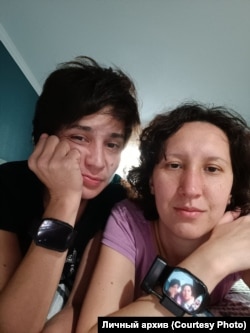 Талия и Евгения с часами-трекерами, США